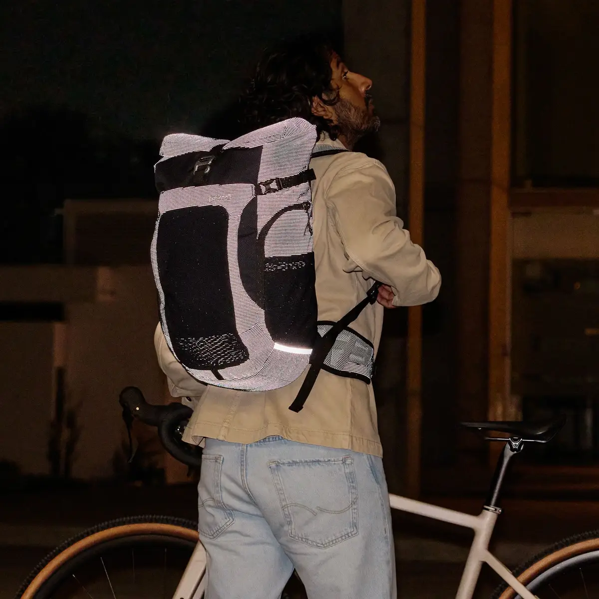 otinga Flow reflektierend-schwarz, recyceltes PES-Gewebe, PU-beschichtet, mit Laptopfach, Rucksack bei Bag-Age Berlin.