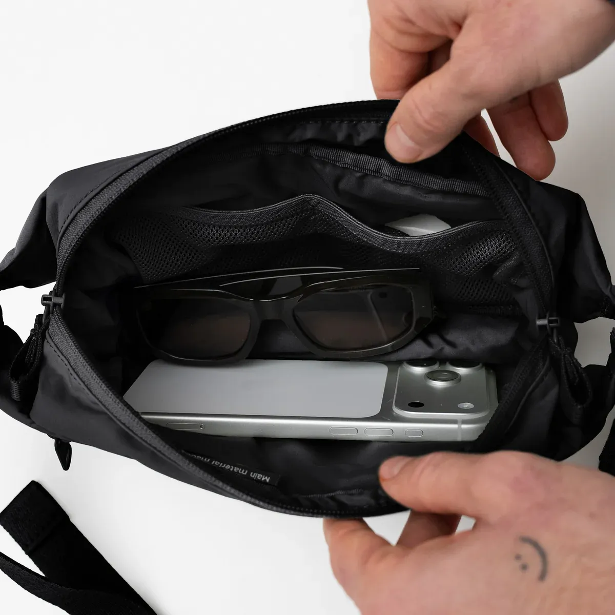 GOT BAG Adapt Sling Bag Black Monochrome – zijaanzicht | duurzaam | Bag-Age