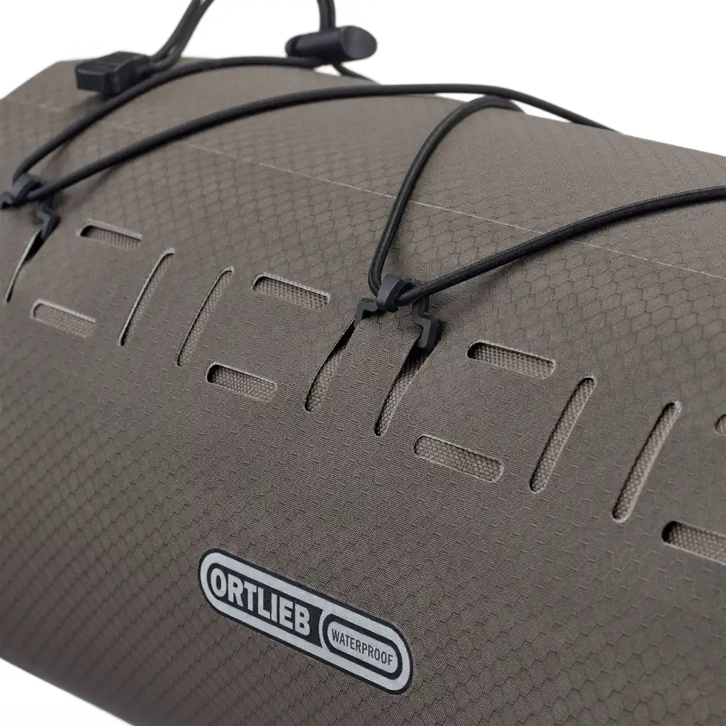 ORTLIEB Dry-Pack Dark Sand dry bag / packing sack, detailaanzicht, bij Bag-Age
