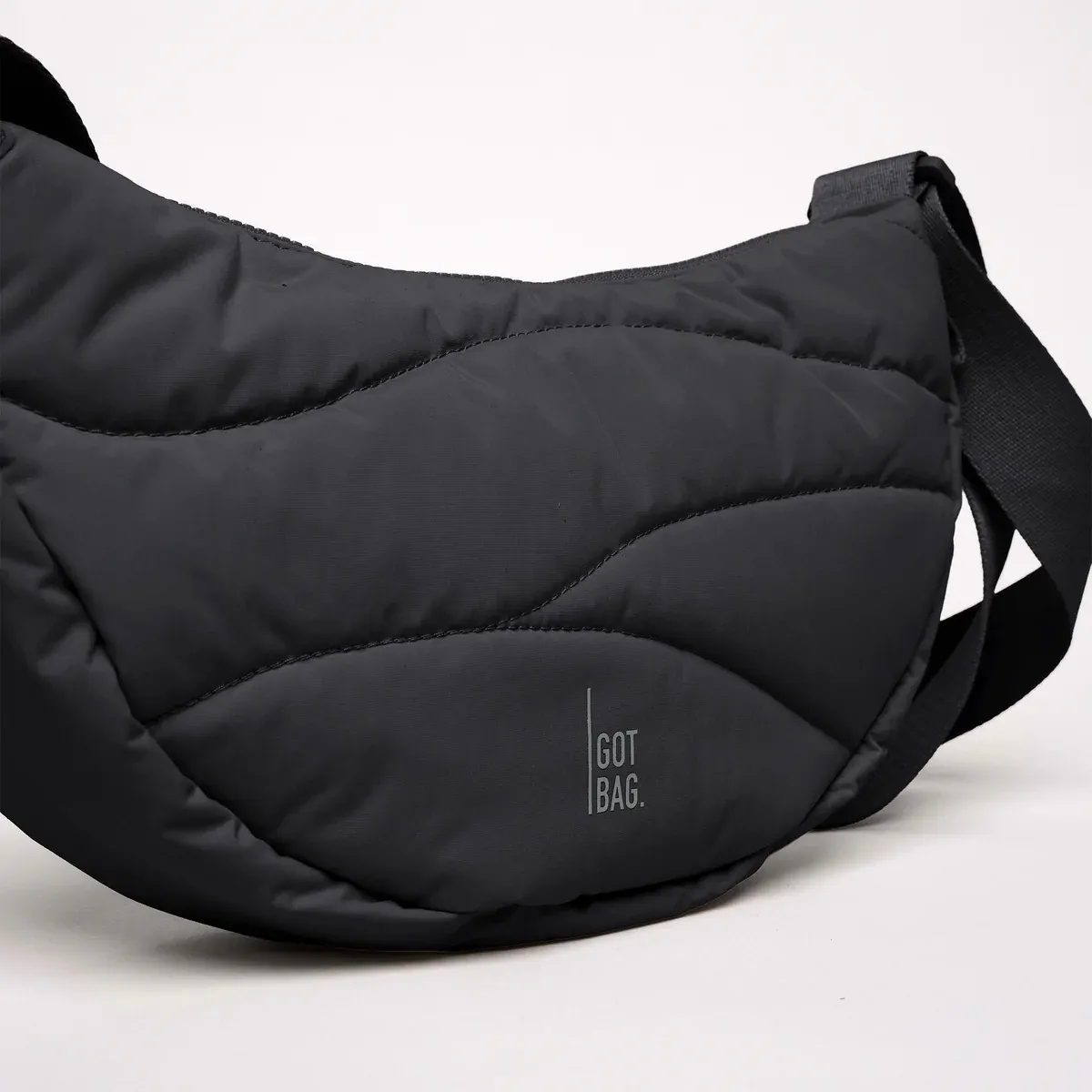 GOT BAG Wavy Puffer Moon Bag Small Black Monochrome – immagine prodotto | sostenibile | Bag-Age