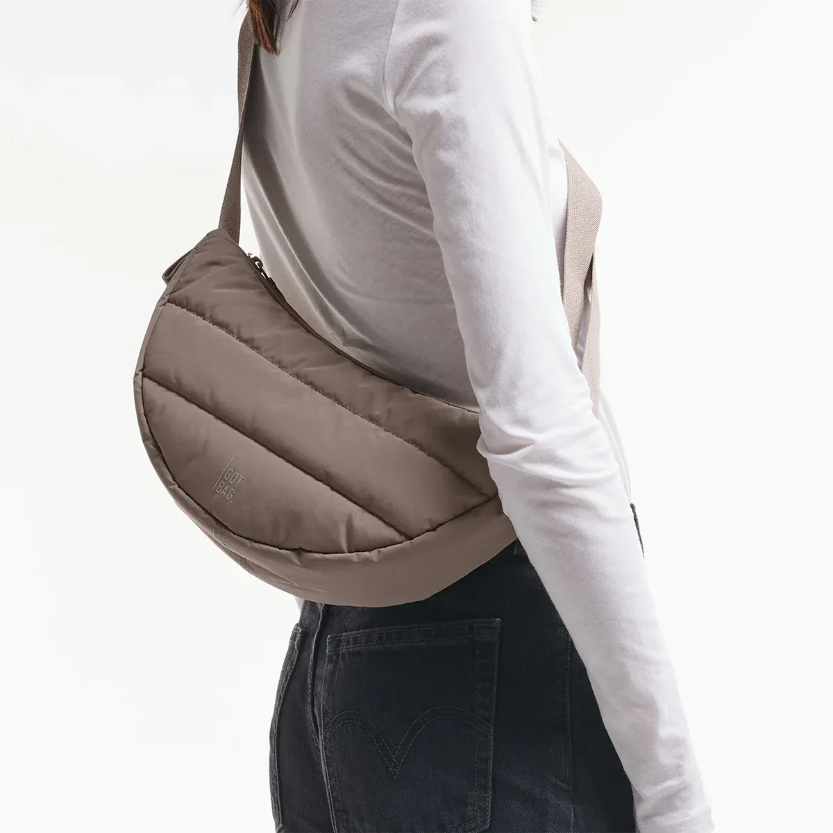 GOT BAG Puffer Moon Bag Small Oyster Monochrome – foto lifestyle 3 | sostenibile | Bag-Age