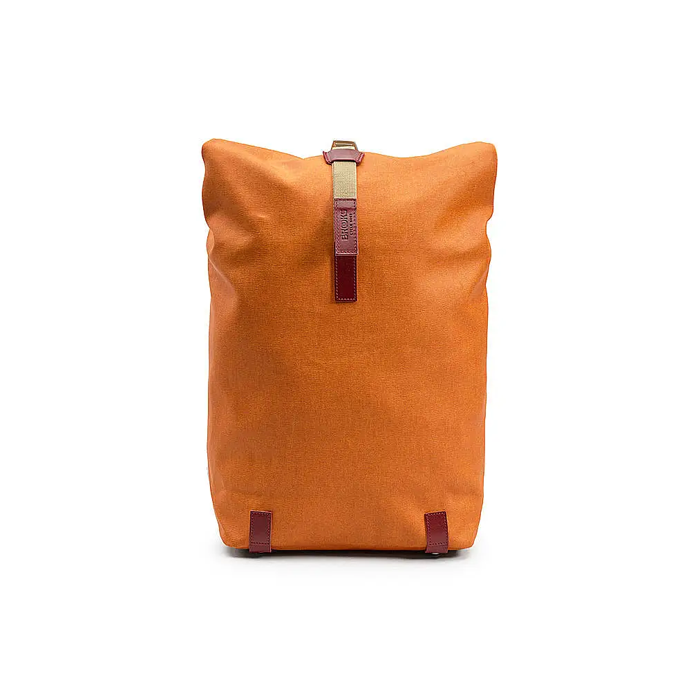 Brooks England Pickwick Cotton Canvas Rucksack in Goose Beak / Maroon – Vorderansicht
