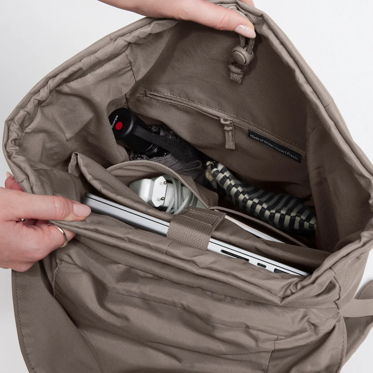 GOT BAG Flap Pack Oyster Monochrome – Seitenansicht 2 | nachhaltig | Bag-Age