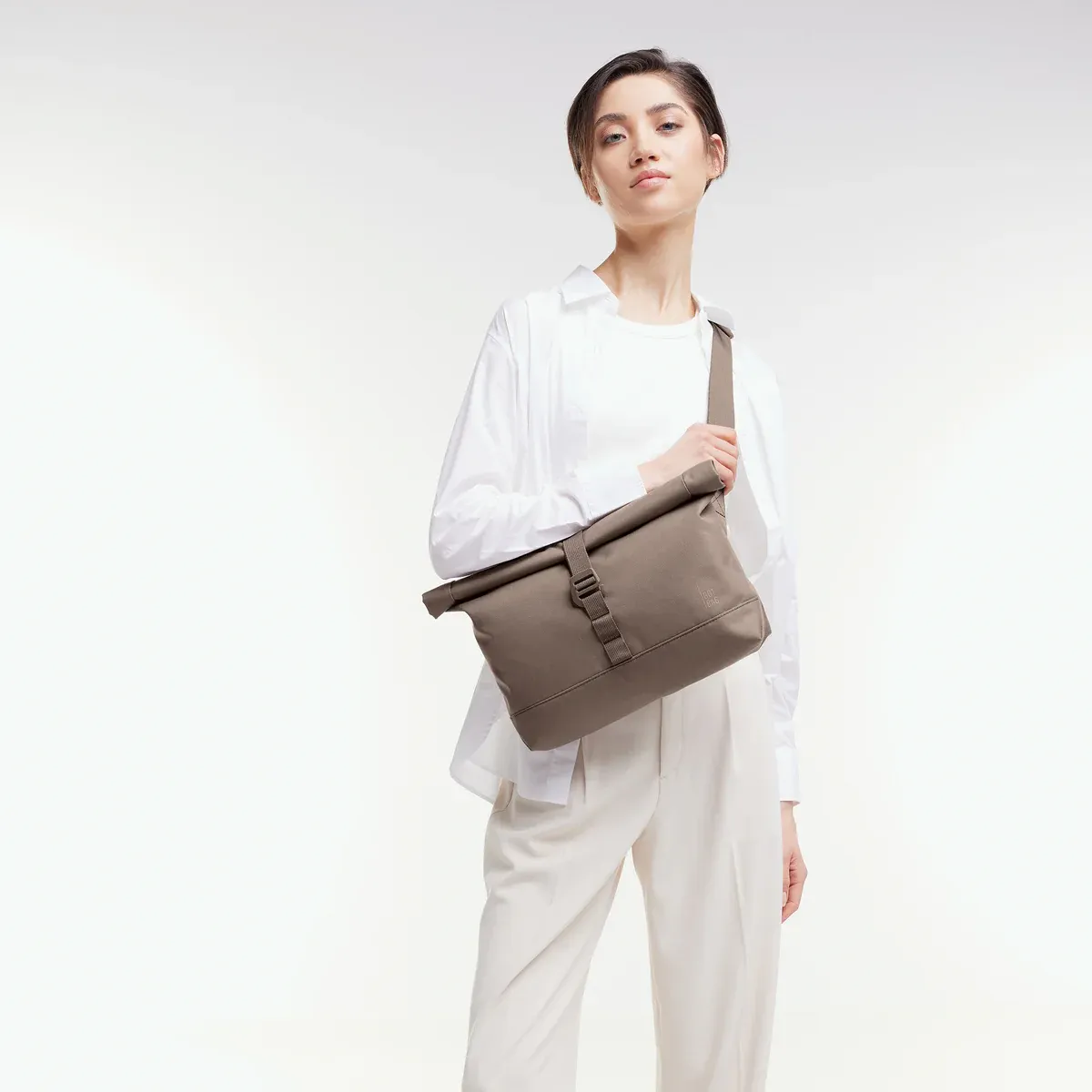GOT BAG Messenger Bag Oyster Monochrome – lifestylefoto 1 | duurzaam | Bag-Age