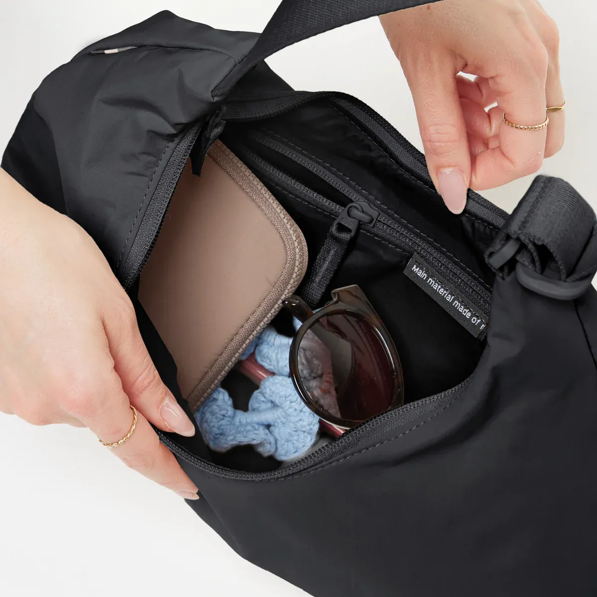 GOT BAG T-Shape Bag Mini Black Monochrome – vista aperta | sostenibile | Bag-Age