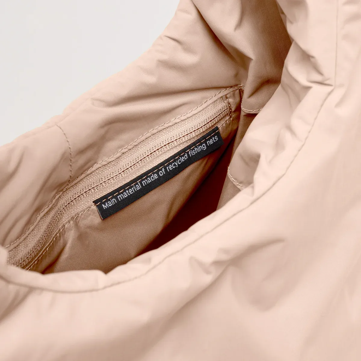 GOT BAG Cloud Shoulder Bag Pearl Monochrome – detail view 3 | sustainable | Bag-Age