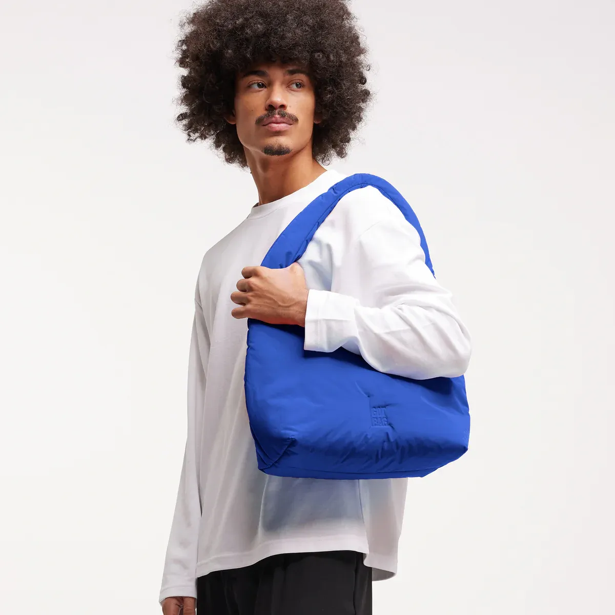 GOT BAG Cloud Shoulder Bag Cobalt Monochrome – lifestyle photo 2 | sustainable | Bag-Age
