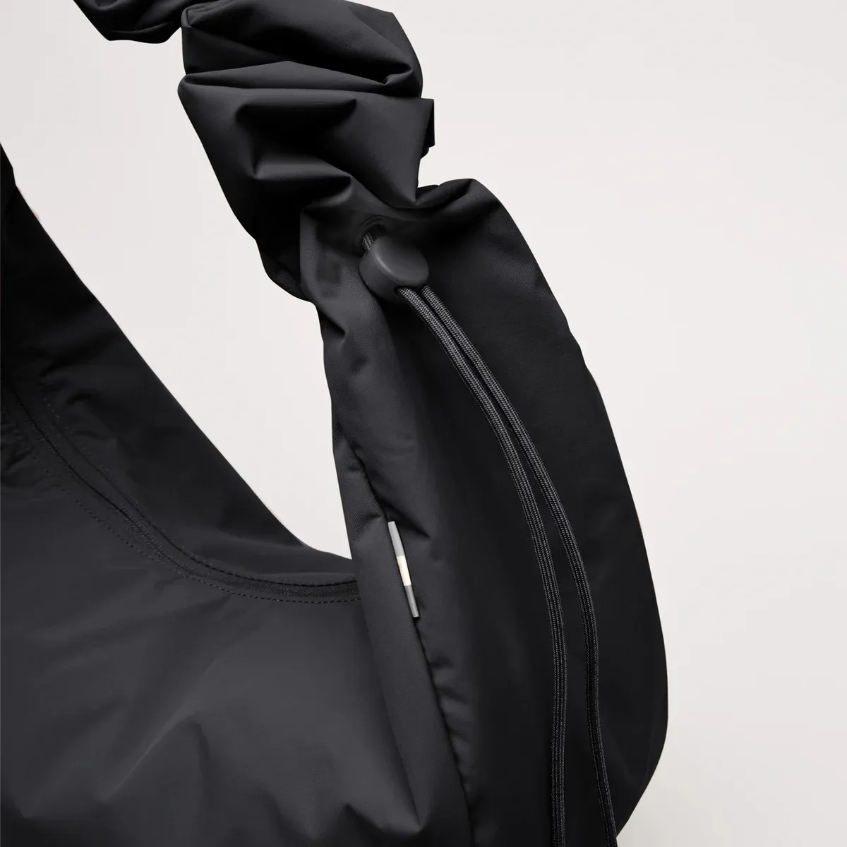 GOT BAG Moon Bag Ruffle Black Monochrome – imagem de produto 2 | sustentável | Bag-Age