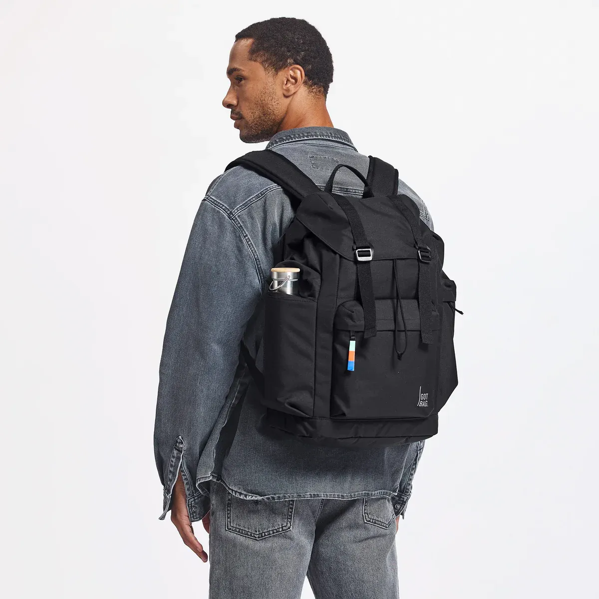 GOT BAG Flap Pack Large Black – foto lifestyle 1 | sustentável | Bag-Age