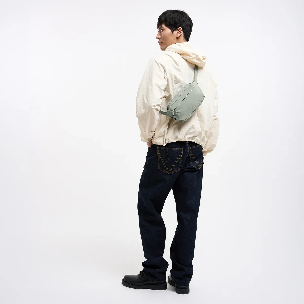 GOT BAG Adapt Sling Bag Bass Monochrome – lifestylefoto 3 | duurzaam | Bag-Age