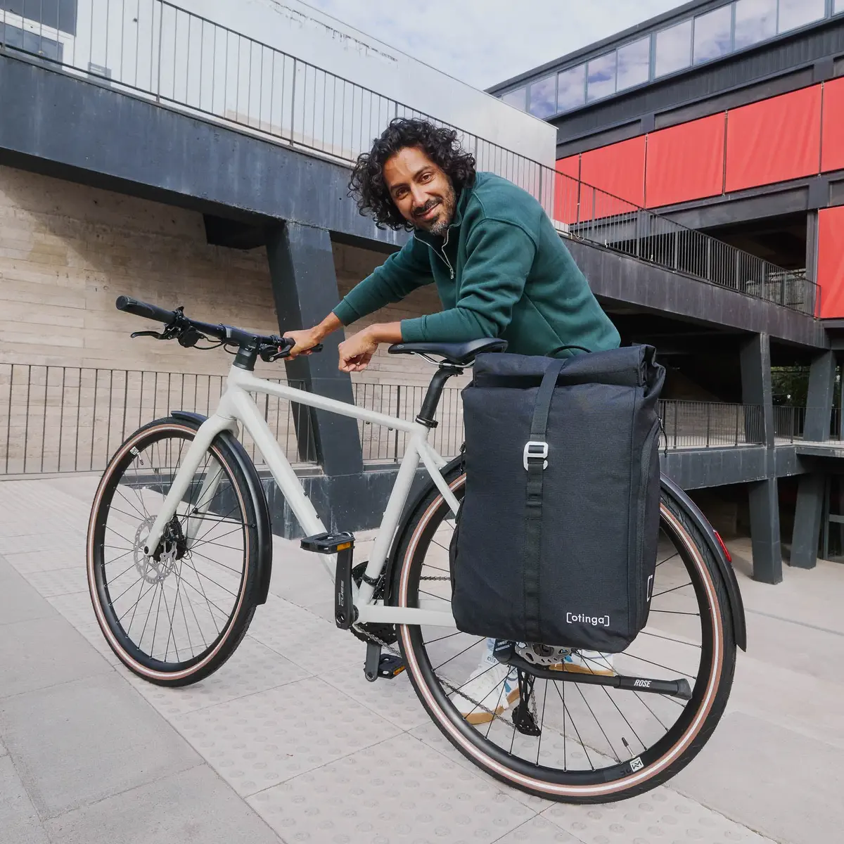 otinga Flip V3 schwarz, recyceltes PES-Gewebe, PU-beschichtet, 100% wasserdicht, Fahrradtasche bei Bag-Age Berlin.