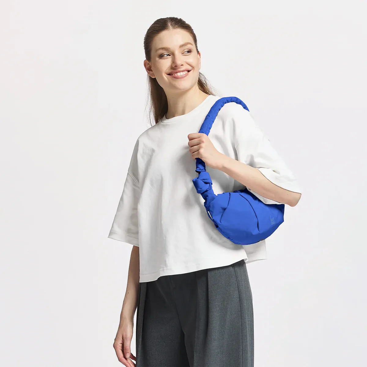 GOT BAG Pleat Moon Bag Small Cobalt Monochrome – Lifestyle-Foto 1 | nachhaltig | Bag-Age