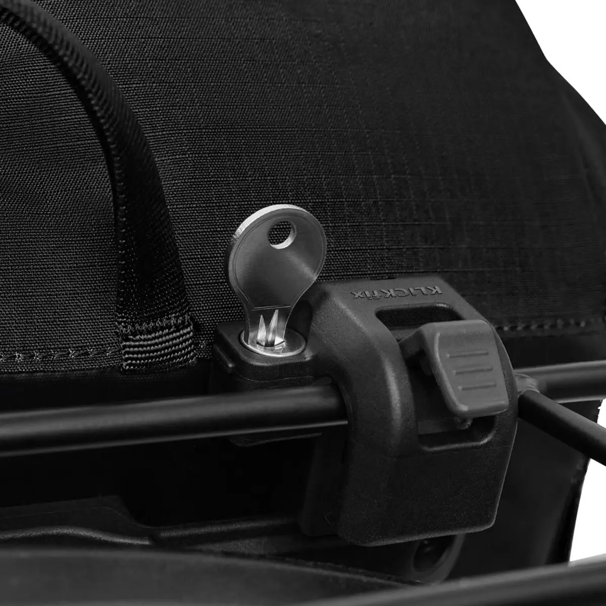 otinga Guard schwarz für Radtouren & Wanderungen - mit Laptopfach, Fair-Trade-zertifiziert, bei Bag-Age Berlin.