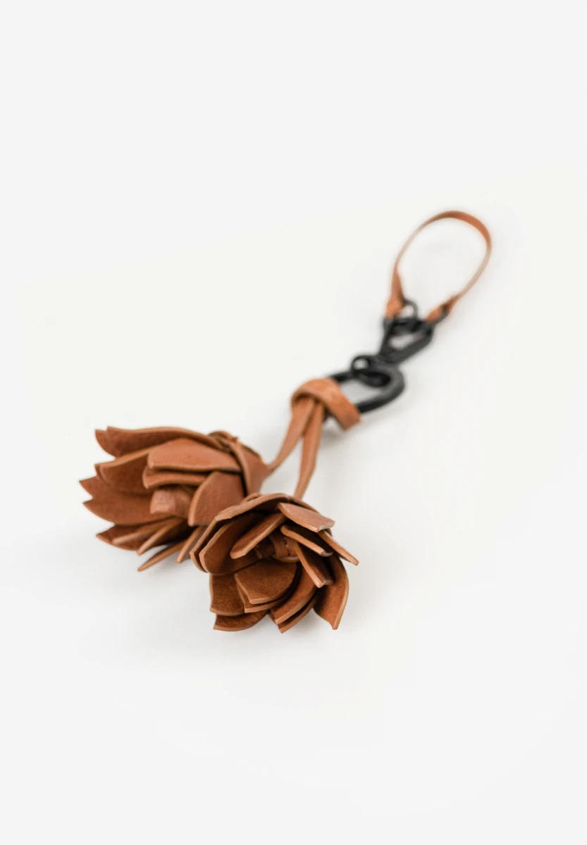 Aunts & Uncles Crocus Charm Caramel – ciondolo per borsa – Marrone – vista prodotto 3