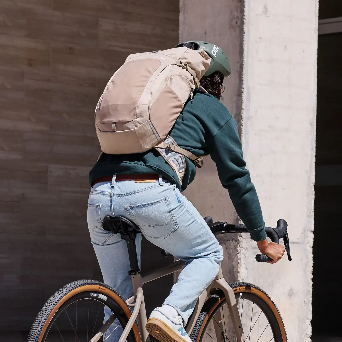 otinga Flow sand-braun für Pendeln & Alltag in der Stadt - 100% wasserdicht, Fair-Trade-zertifiziert, bei Bag-Age Berlin.