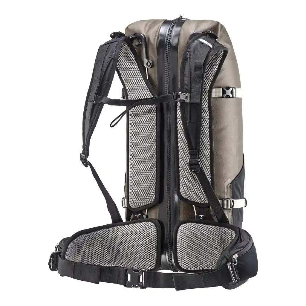 ORTLIEB Atrack Dark Sand Reiserucksack, Rückansicht, bei Bag-Age