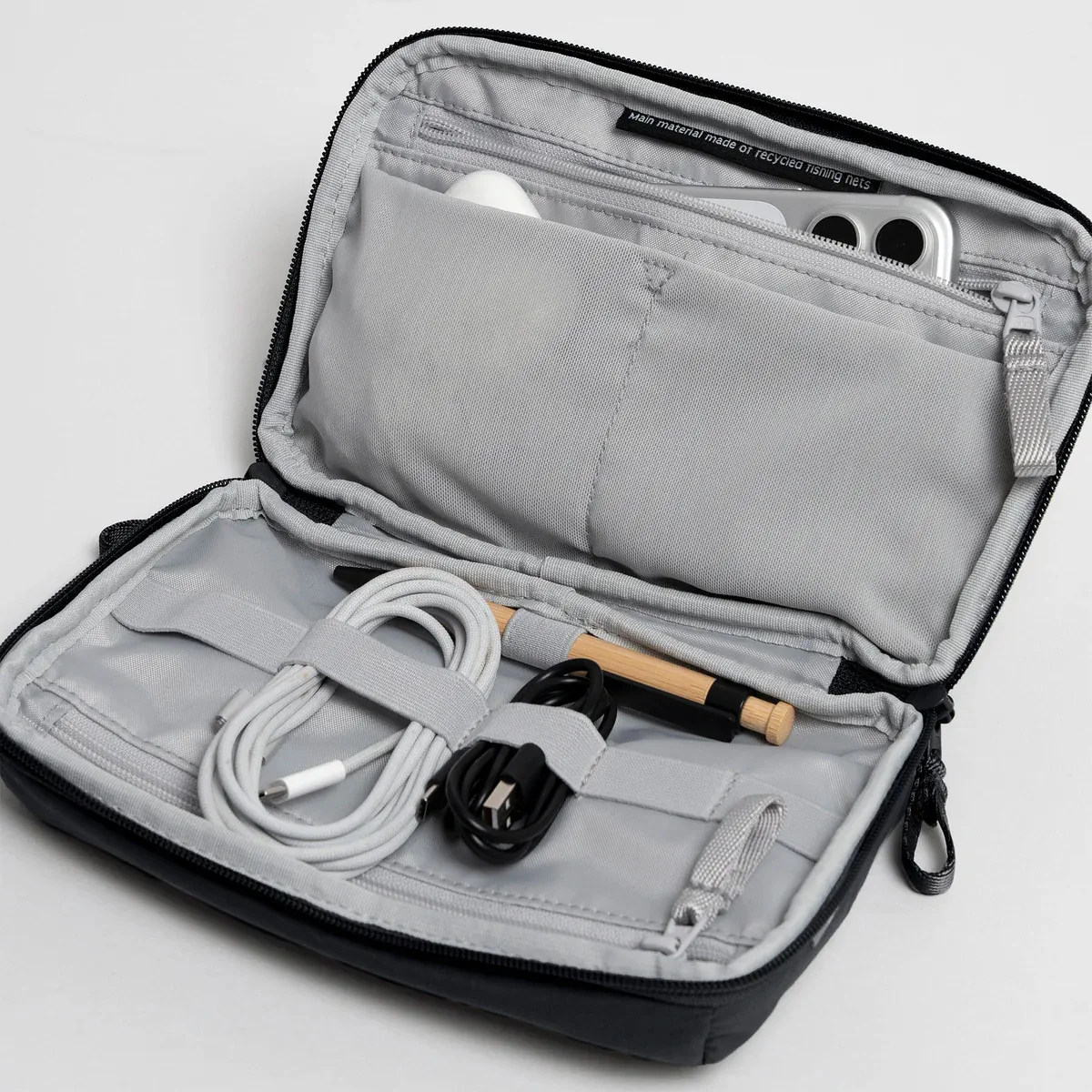 GOT BAG Commuter Tech Pouch Black Monochrome – vista laterale | sostenibile | Bag-Age