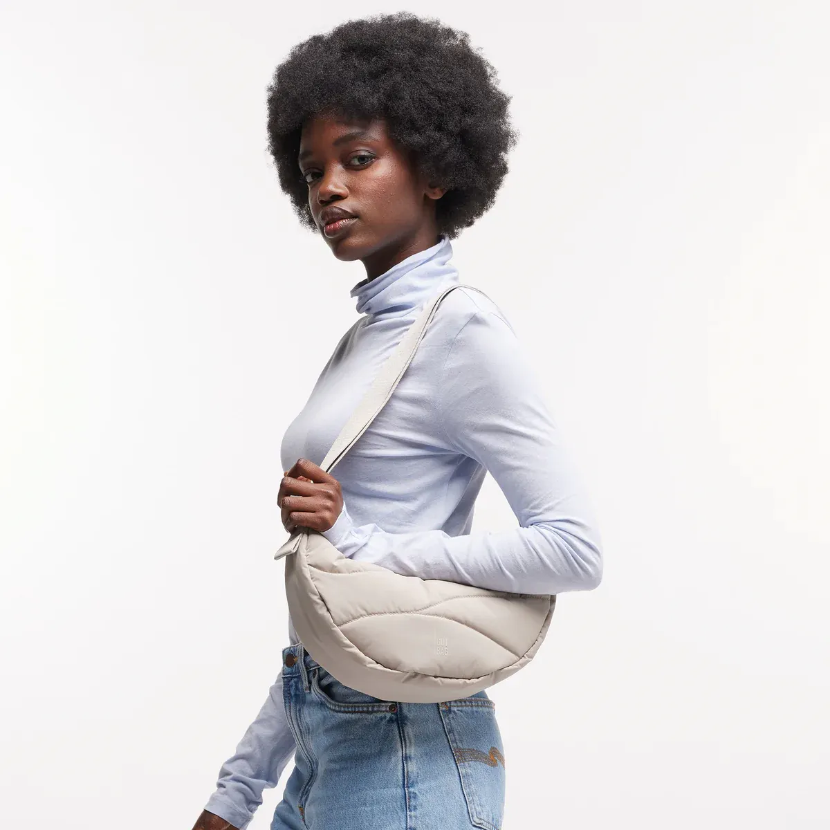 GOT BAG Wavy Puffer Moon Bag Small Scallop Monochrome – lifestyle photo 1 | sustainable | Bag-Age