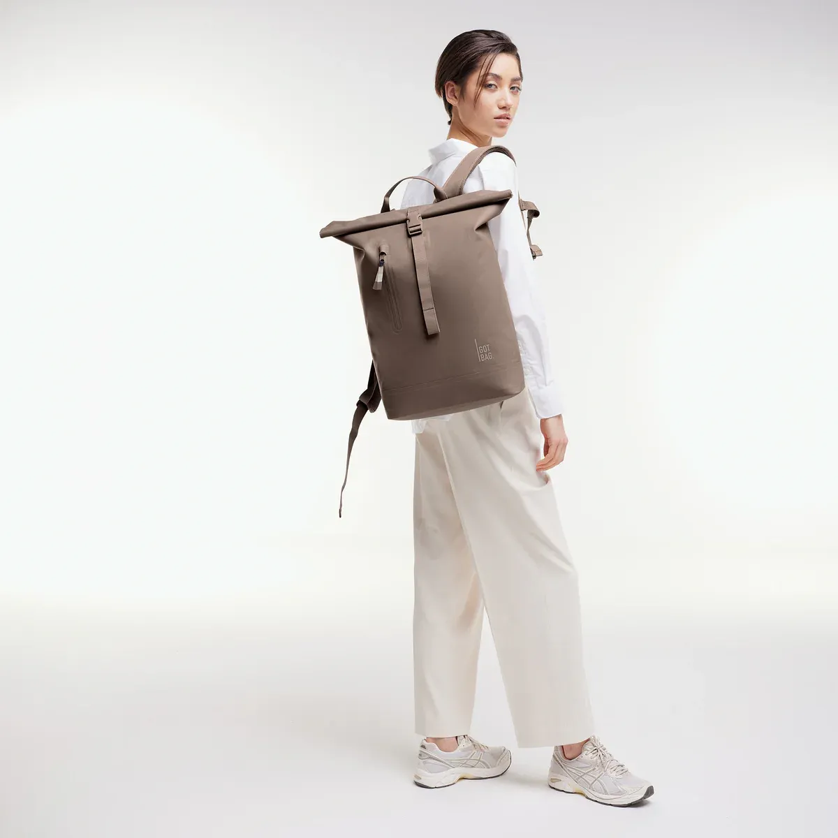 GOT BAG Rolltop Lite 2.0 Oyster Monochrome – lifestyle photo 2 | sustainable | Bag-Age