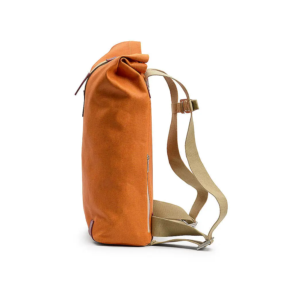 Brooks England Pickwick Cotton Canvas Rucksack in Goose Beak / Maroon – Seitenansicht links