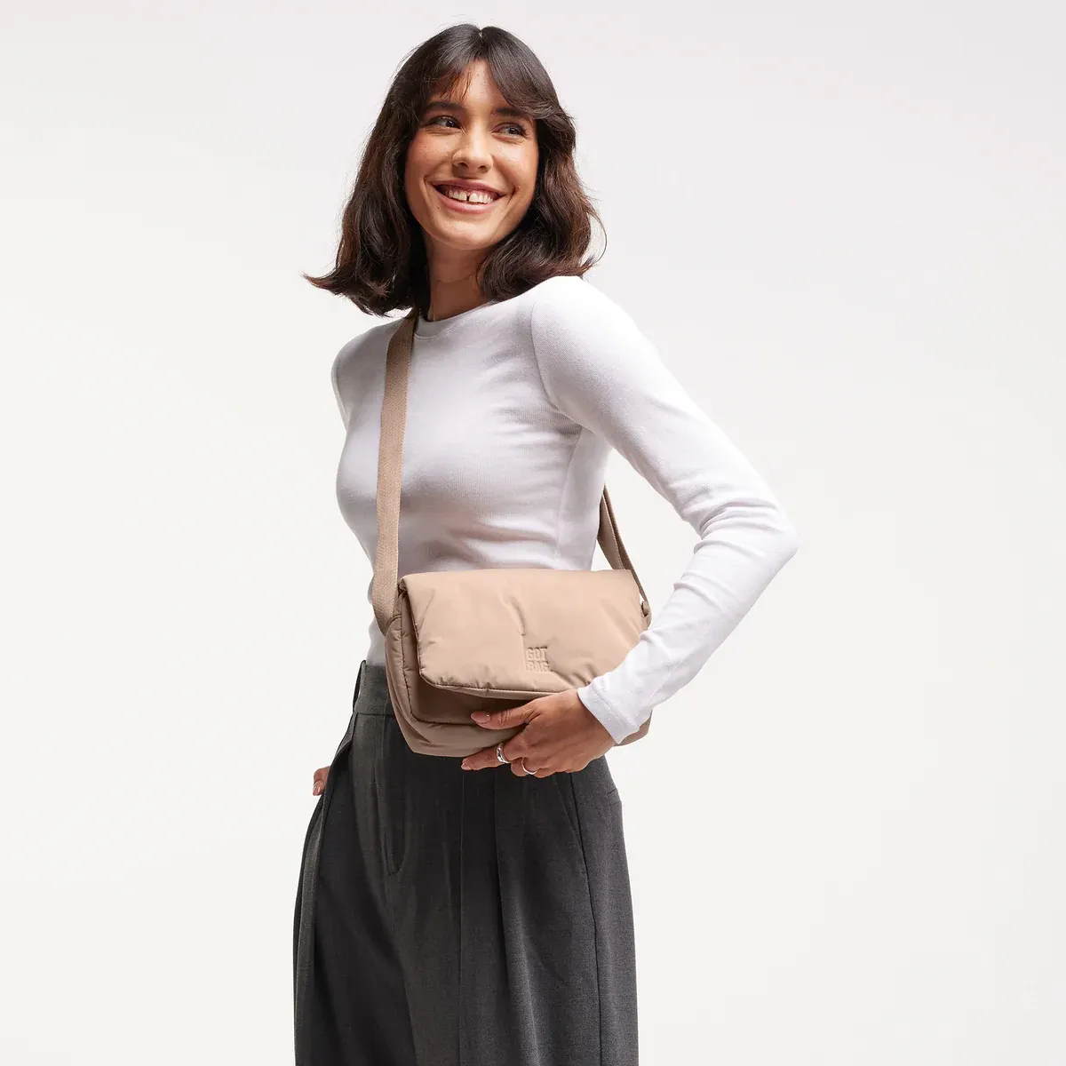 GOT BAG Cloud Crossbody Bag Sandbar Monochrome – foto lifestyle 1 | sostenibile | Bag-Age