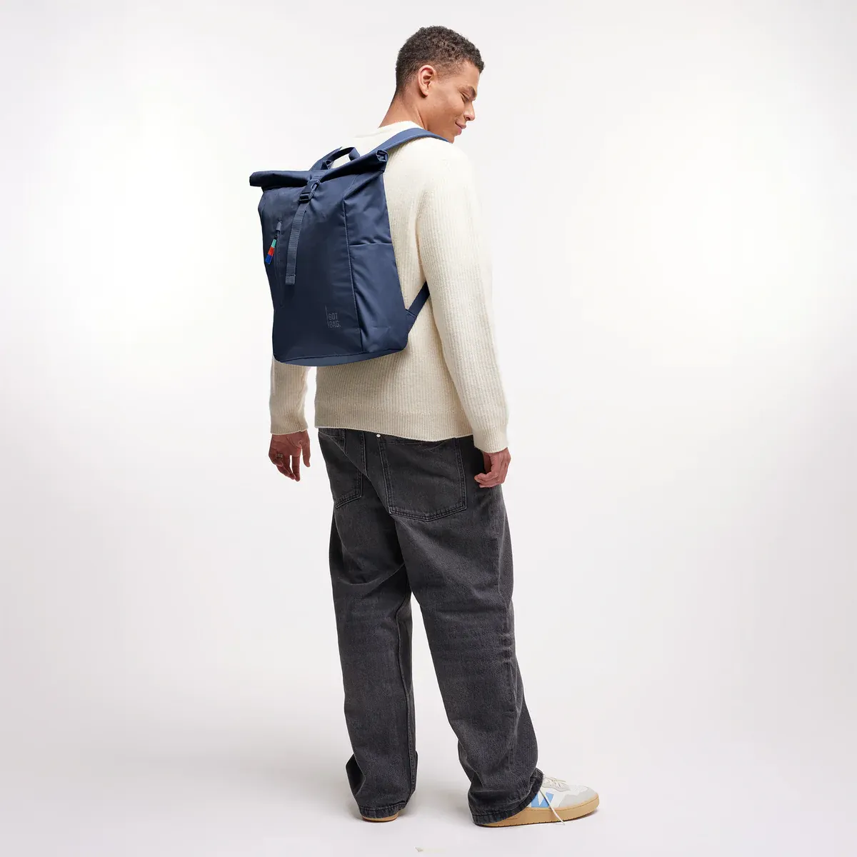 GOT BAG Rolltop Easy Deep Ocean – lifestylefoto 2 | duurzaam | Bag-Age