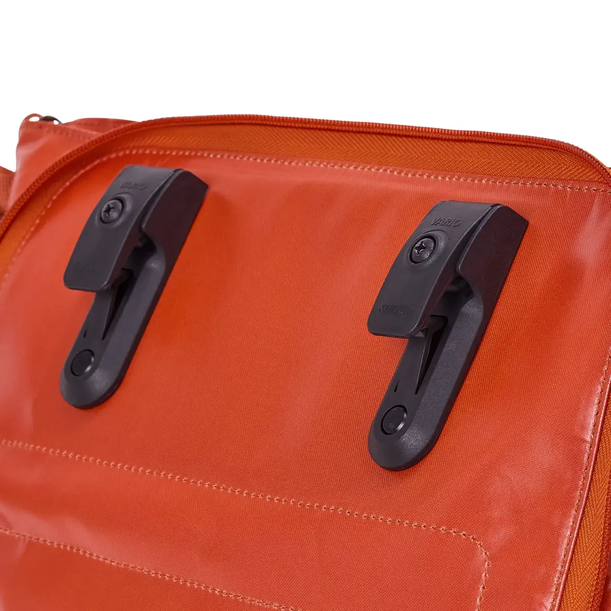 otinga Shopper V3 shiny-nova-orange, tessuto PES riciclato, rivestito in PU, 100% impermeabile, zaino bei Bag-Age Berlin.