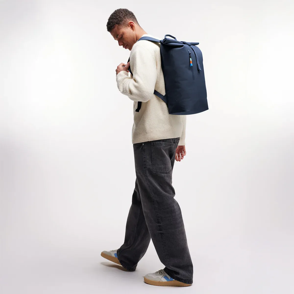GOT BAG Rolltop Lite 2.0 Deep Ocean – lifestylefoto 2 | duurzaam | Bag-Age