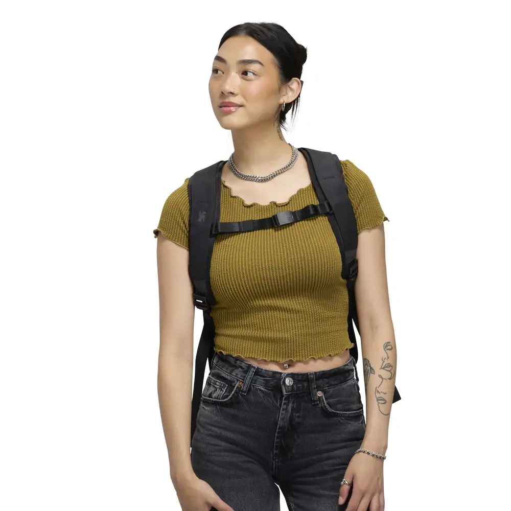 Chrome Industries Barrage 18L Pack - im Alltagseinsatz (Weitere Ansicht 2)