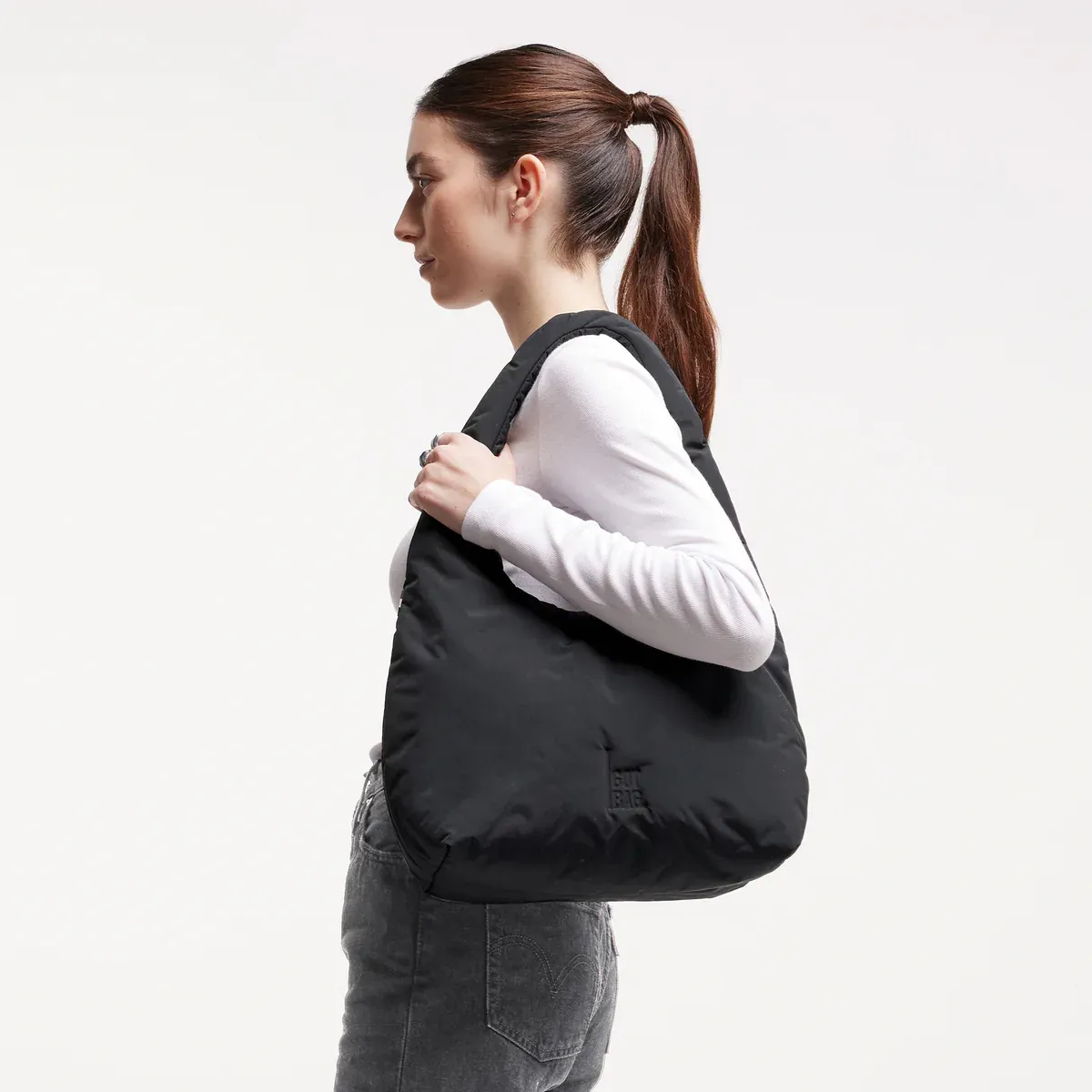 GOT BAG Cloud Shoulder Bag Black Monochrome – foto lifestyle 1 | sustentável | Bag-Age
