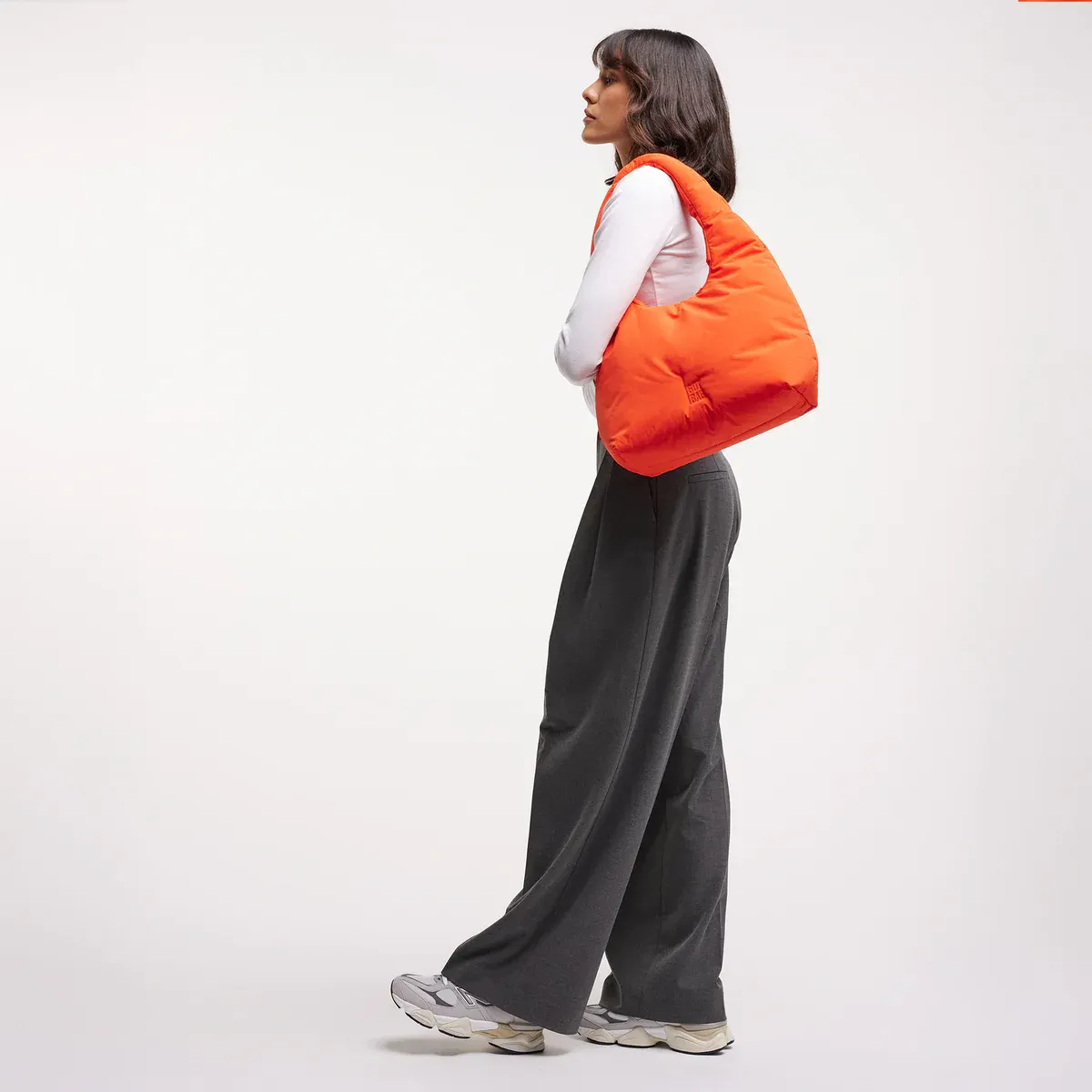 GOT BAG Cloud Shoulder Bag Hot Coral Monochrome – lifestylefoto 2 | duurzaam | Bag-Age