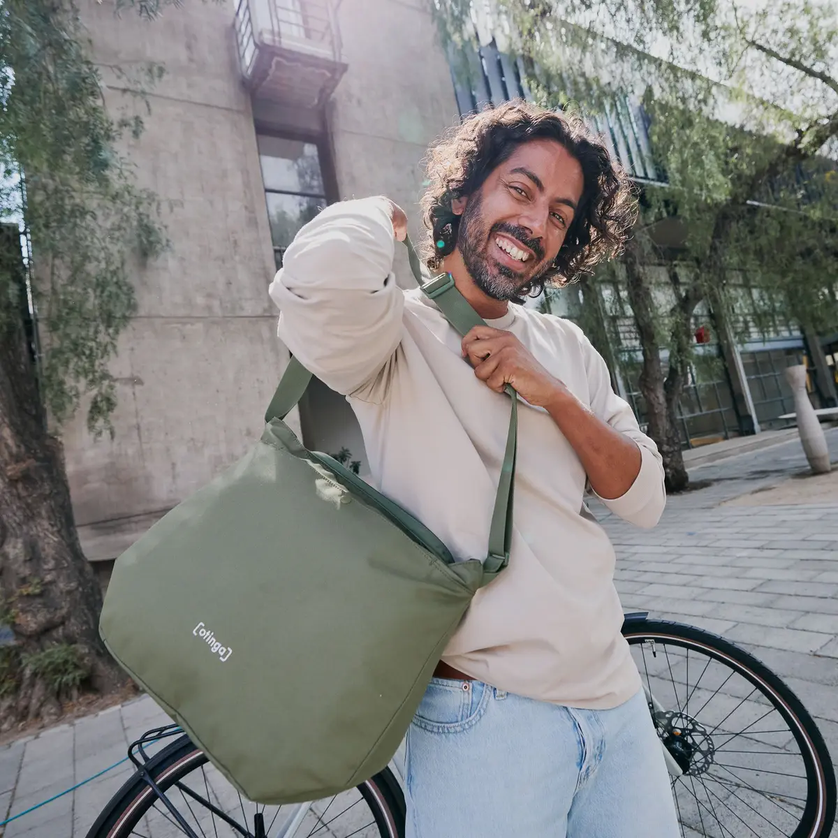 otinga Shopper V3 olive-grün für Pendeln & Alltag in der Stadt - 100% wasserdicht, Fair-Trade-zertifiziert, bei Bag-Age Berlin.