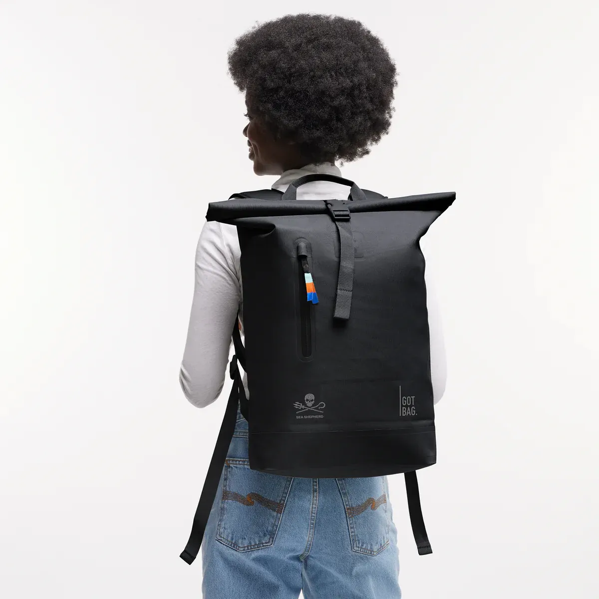 GOT BAG Rolltop Lite 2.0 Black Sea Shepherd – foto lifestyle 1 | sostenible | Bag-Age