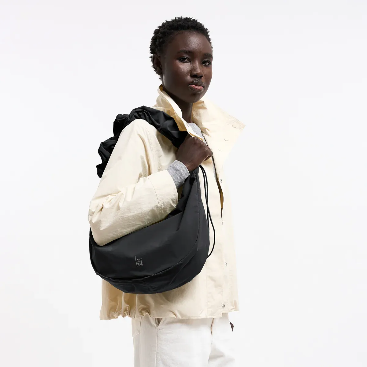 GOT BAG Moon Bag Ruffle Black Monochrome – foto lifestyle 1 | sustentável | Bag-Age
