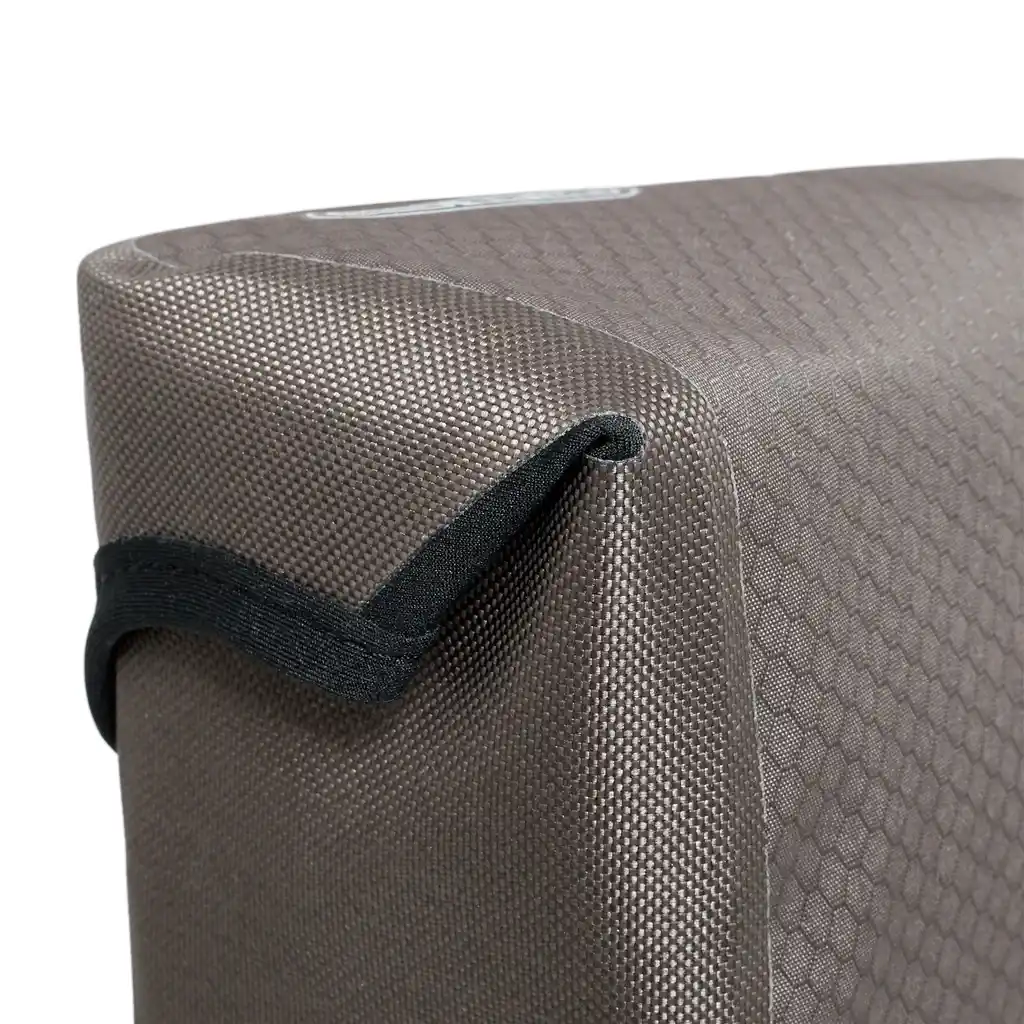 ORTLIEB Fuel-Pack Dark Sand Top Tube Bag, Detailansicht, bei Bag-Age