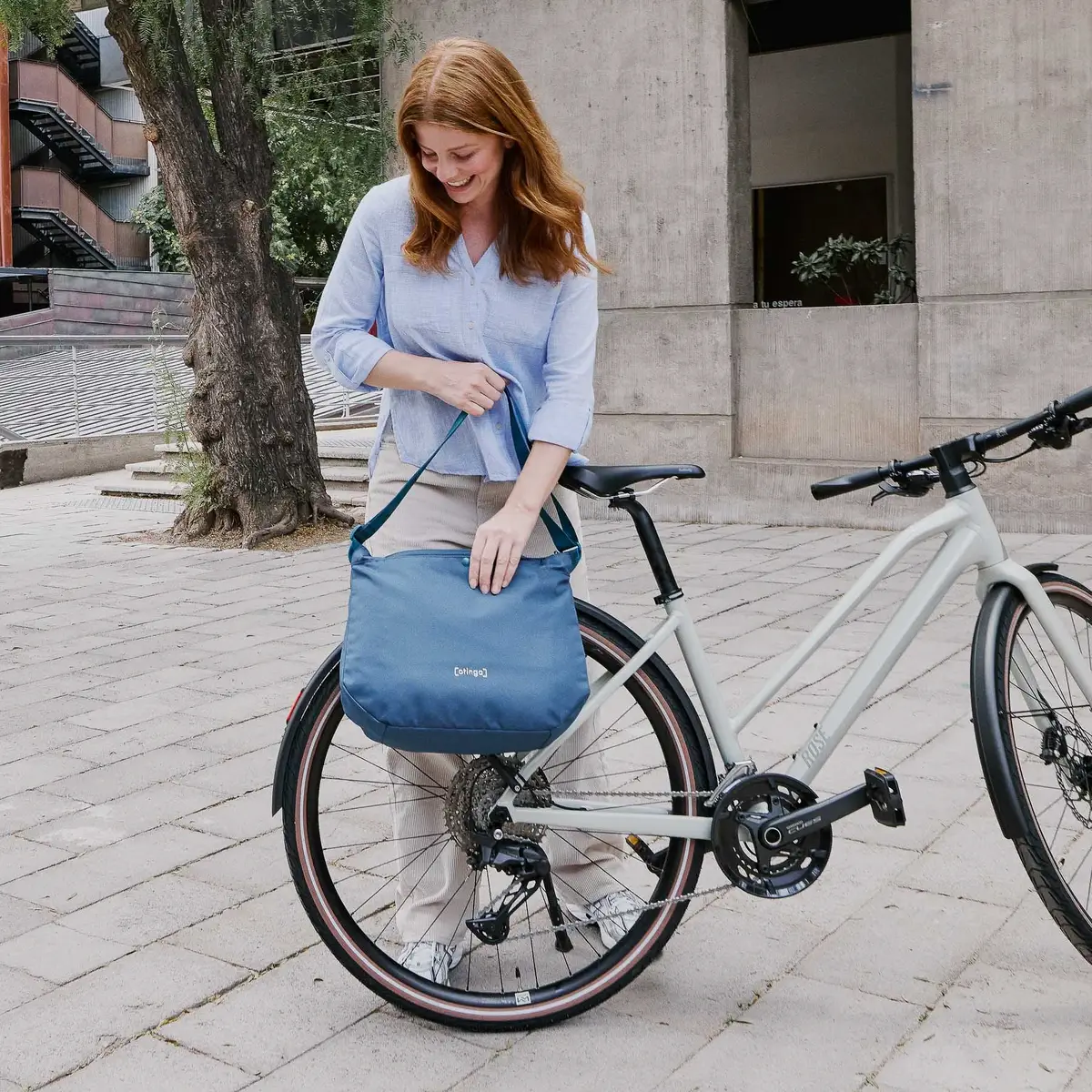 otinga Shopper V3 arctic-blau für Pendeln & Alltag in der Stadt - 100% wasserdicht, Fair-Trade-zertifiziert, bei Bag-Age Berlin.